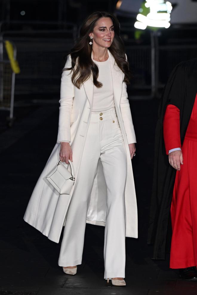 Kate Middleton con un total look blanco