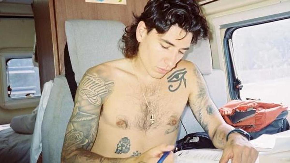 Imagen cedida por Héctor Bellerín haciendo crucigramas en una autocaravana.