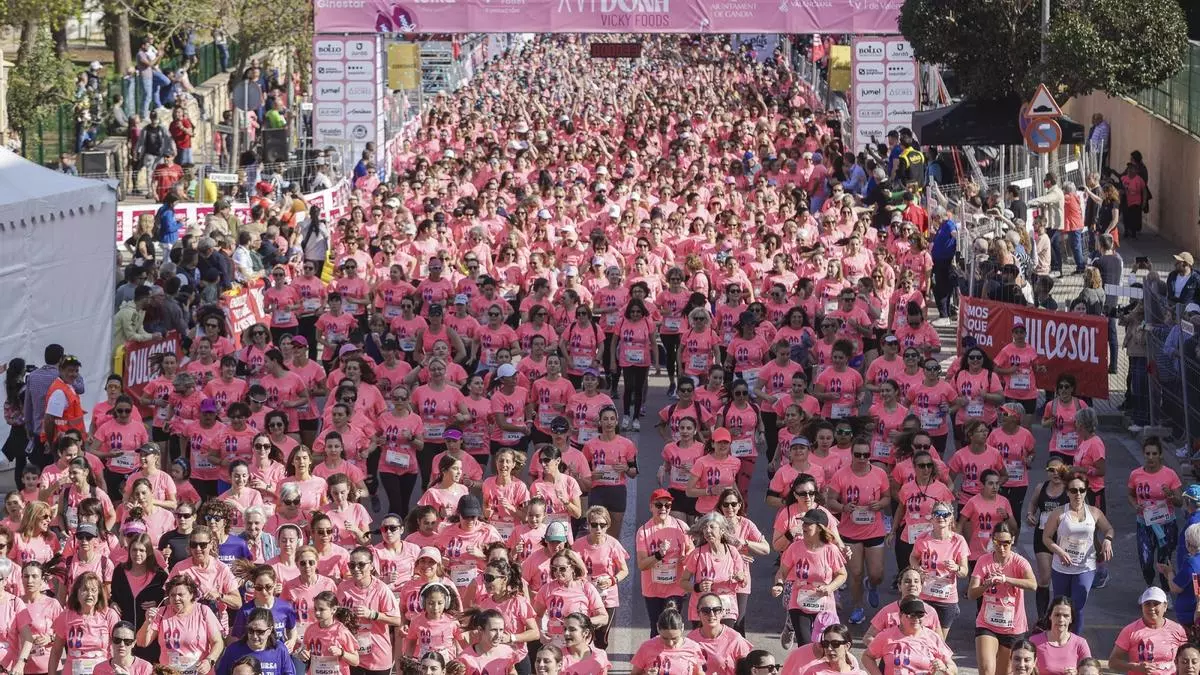 Una "marea rosa" toma las calles en la XVI Cursa de la Dona Vicky Foods de Gandia
