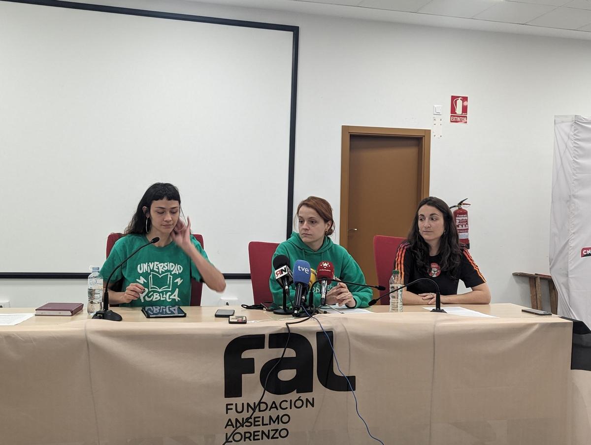 Natalia Esteban, del movimiento universidades por la pública; Paloma González, de Menos Lectivas; y Coral Latorre, secretaría general del Sindicato de Estudiantes.