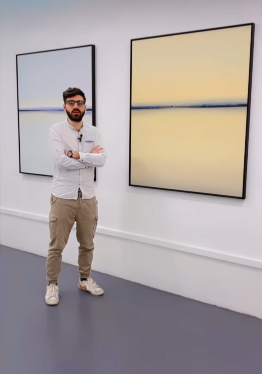 El galerista parisino junto a varias de las obras de Diego Benéitez