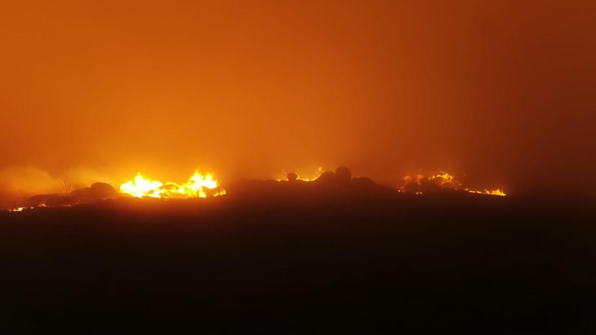 Una imagen nocturna del incendio de Entrimo, ya extinguido