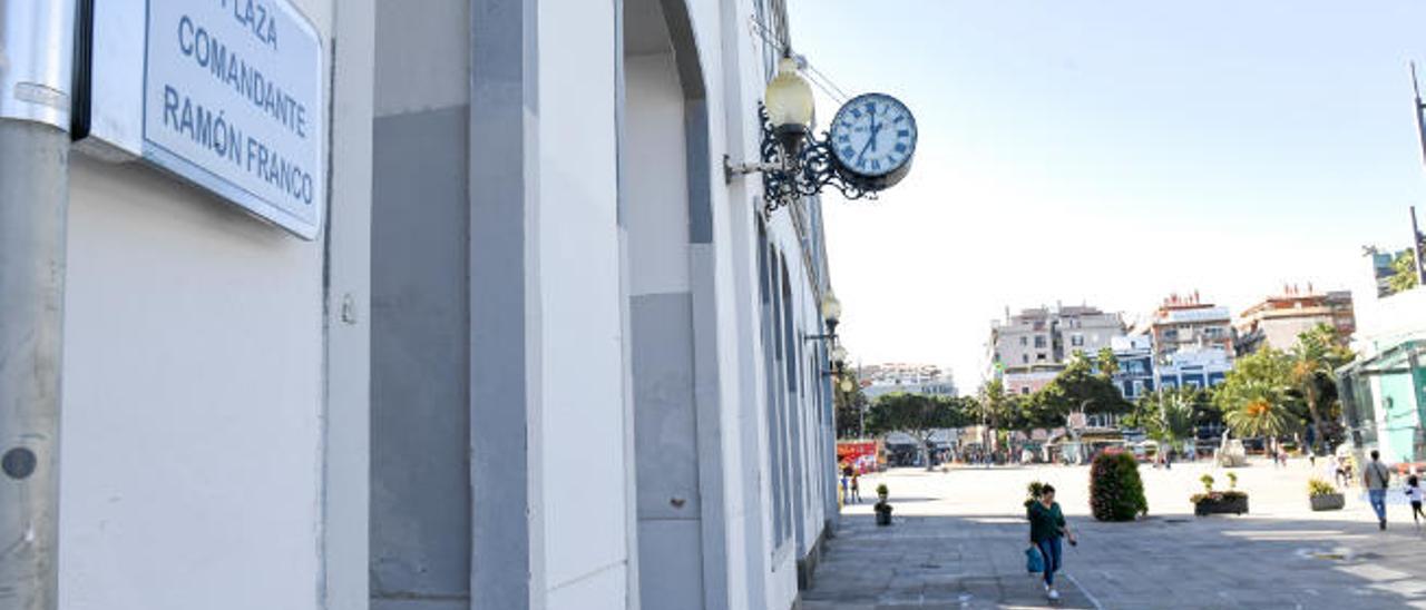 Millares mantiene la plaza de Ramón Franco pese a que bombardeó Barcelona