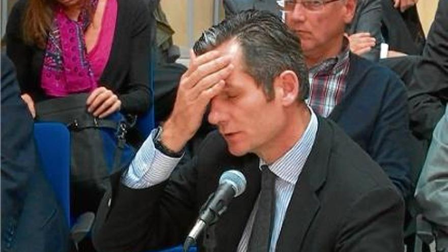 Iñaki Urdangarin va semblar abatut en alguns moments de la declaració.