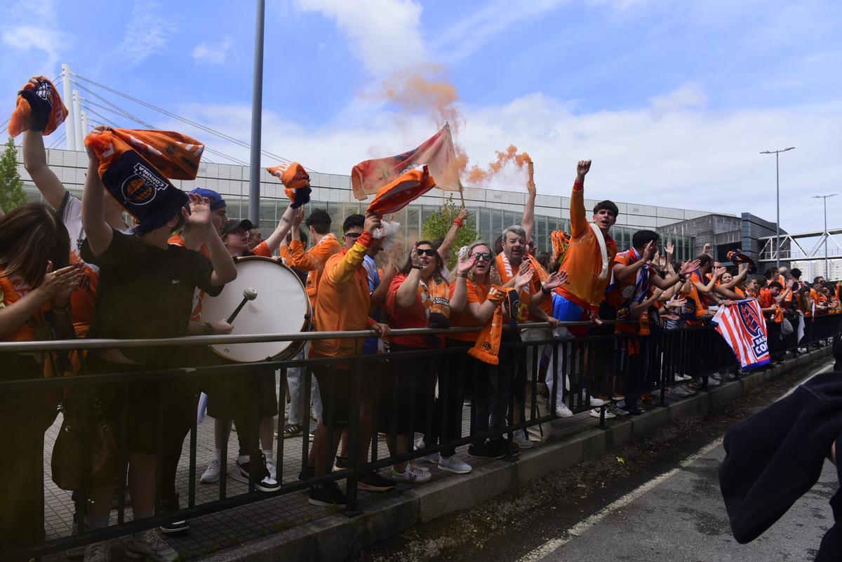 Recibimiento al Leyma Básquet Coruña antes de la semifinal por el ascenso a ACB ante el Palencia