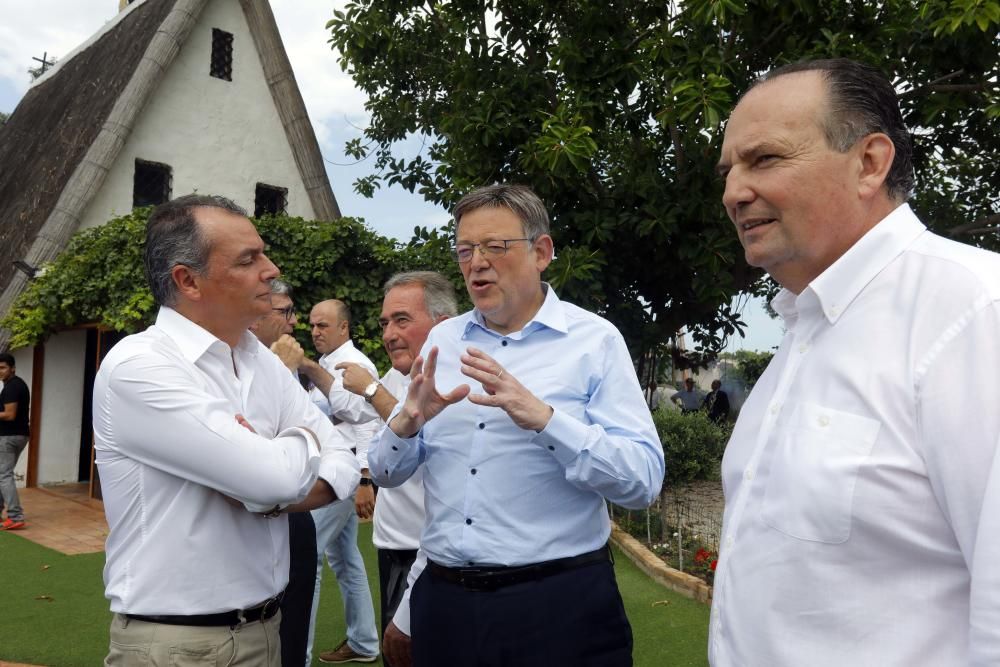 Salva Navarro saluda a Ximo Puig en presencia de Aurelio Martínez y José Vicente Morata.