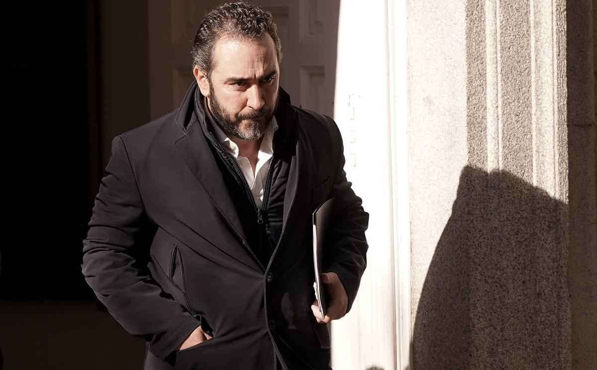 Víctor de Aldama sale del Tribunal Supremo después de declarar, acompañado por el líder de la organización Desokupa, Daniel Estévez