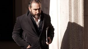 Víctor de Aldama sale del Tribunal Supremo después de declarar, acompañado por el líder de la organización Desokupa, Daniel Estévez