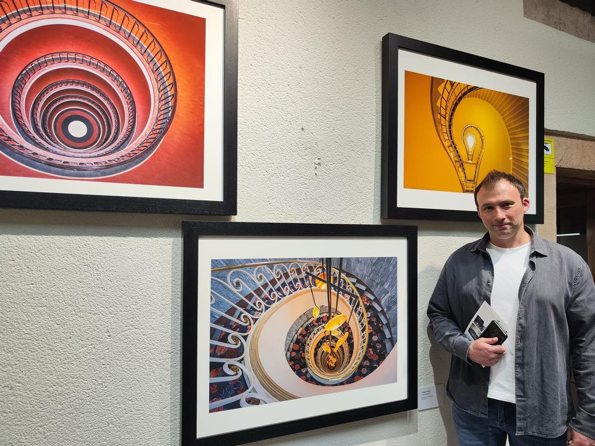 Sergio Abello posa junto a algunas de sus obras en la Casad e Cultura de Grado