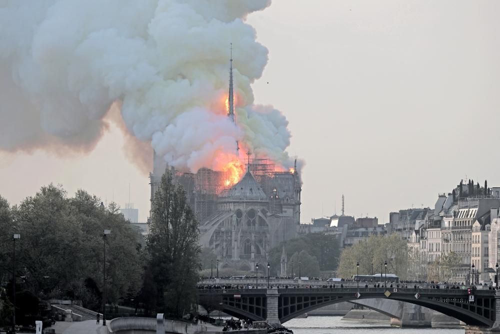 Un incendio devora la catedal de Notre-Dame.