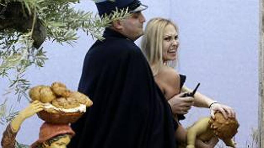 Una activista de Femen intenta llevarse al niño Jesús del belén del Vaticano