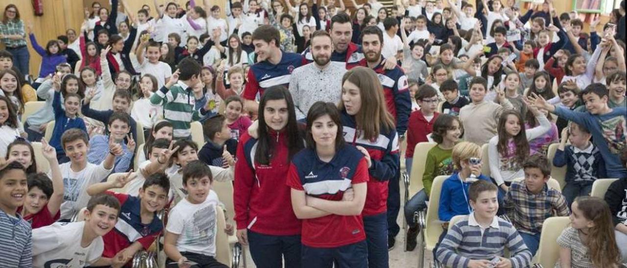 Integrantes del equipo masculino y femenino de la UD Ourense, ayer, con alumnos del colegio Josefinas. // Brais Lorenzo
