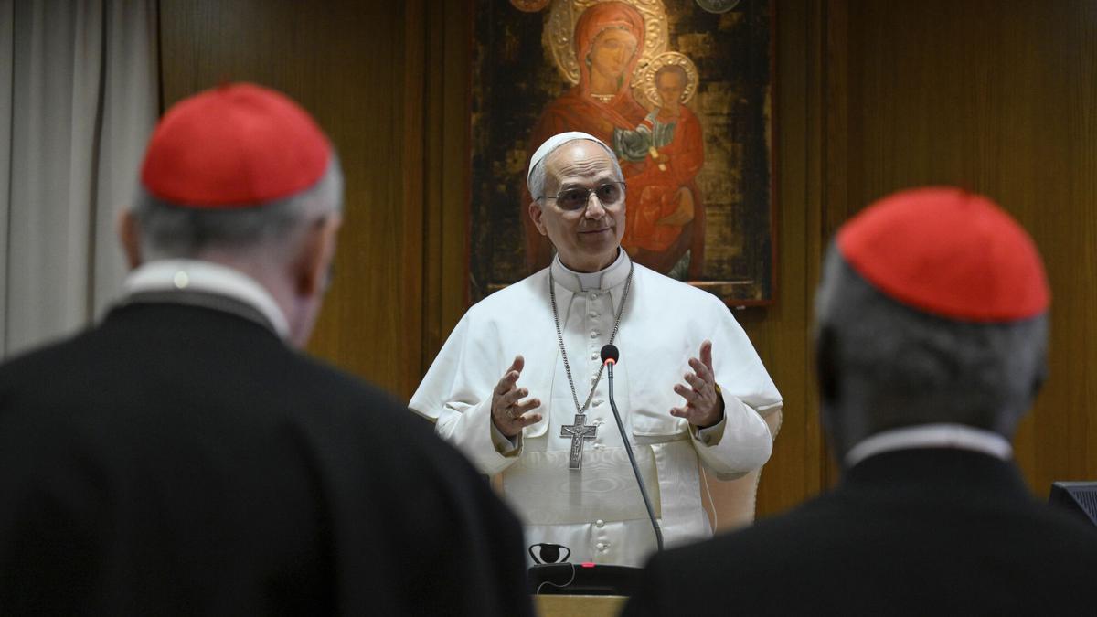 Dos cardenales escuchan al papa León XVI durante su discurso al Colegio Cardenalicio.