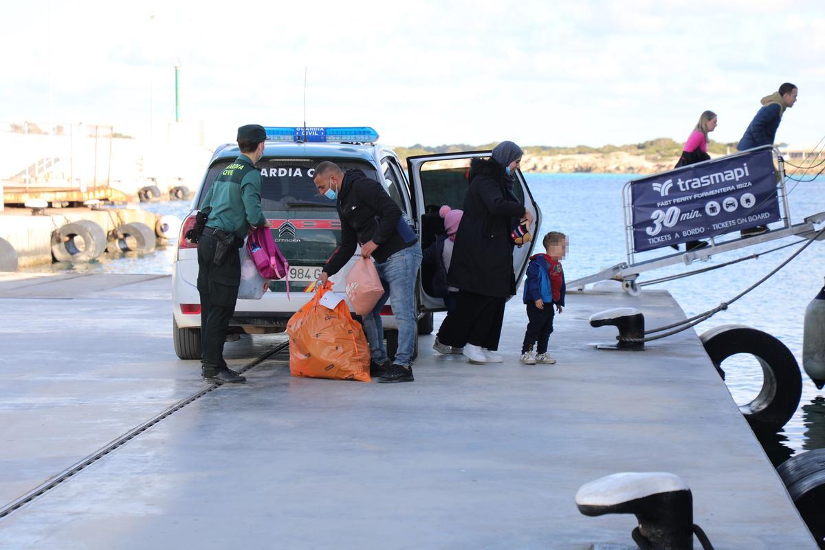 Los migrantes, en la Savina antes de embarcar hacia Ibiza.