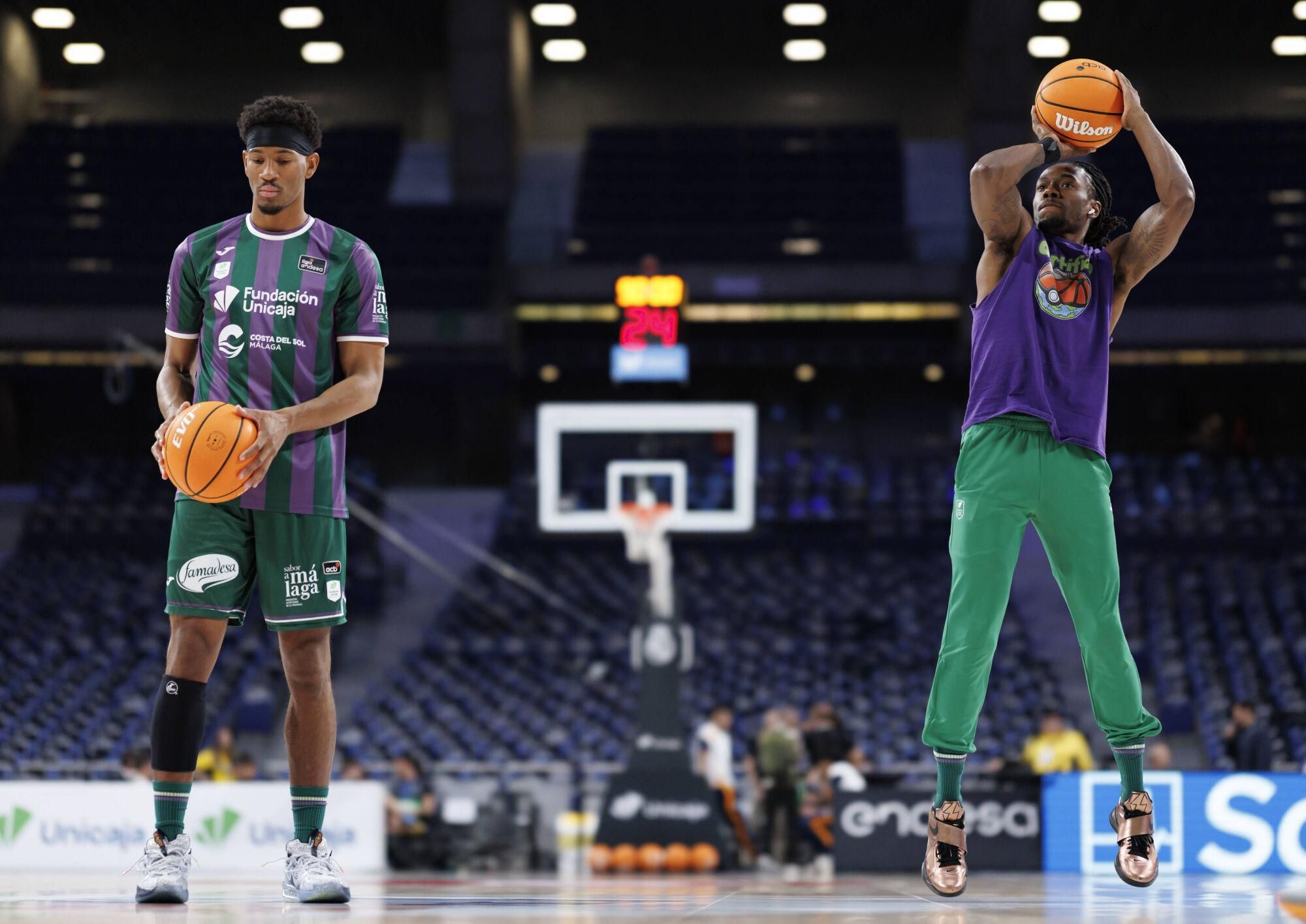 Llegada del Unicaja al Movistar Arena y calentamiento de los verdes