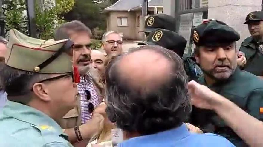 Franquistas forcejean con la Guardia Civil en la puerta del Valle de los Caídos