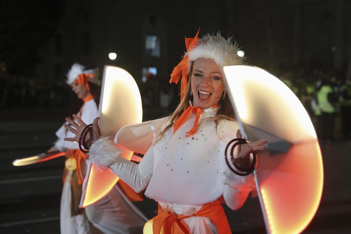 Una participante en la Cabalgata de Reyes de Madrid que bajo el lema El saber compartido discurre este lunes entre la Plaza de San Juan de la Cruz y la Plaza de Cibeles.