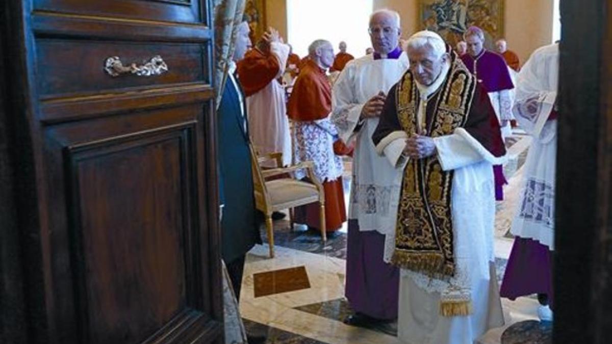 Benedicto XVI sale de la reunión con los cardenales en la que anunció por sorpresa su renuncia.
