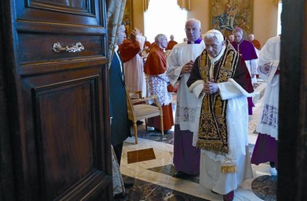 Benet XVI surtde la reunió ambels cardenals en què va anunciar per sorpresa la renúncia.