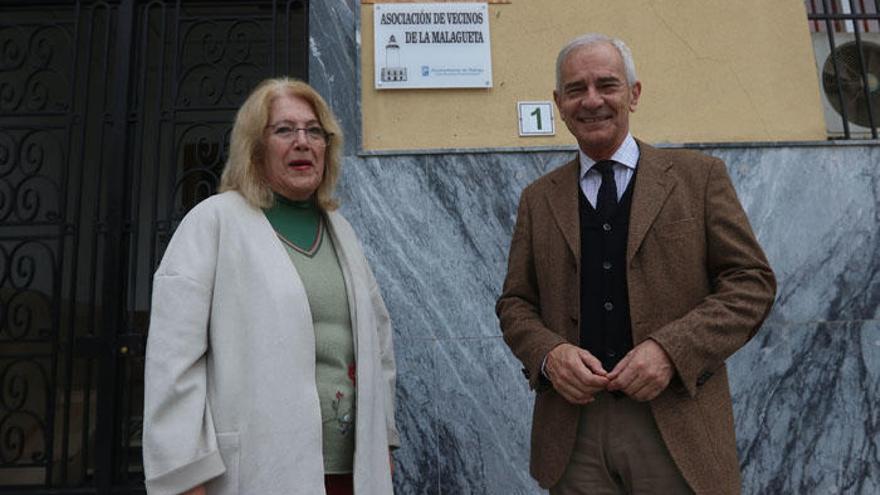 Lola Navas y José Agustín Gómez-Raggio, delante de la sede de la asociación de vecinos.