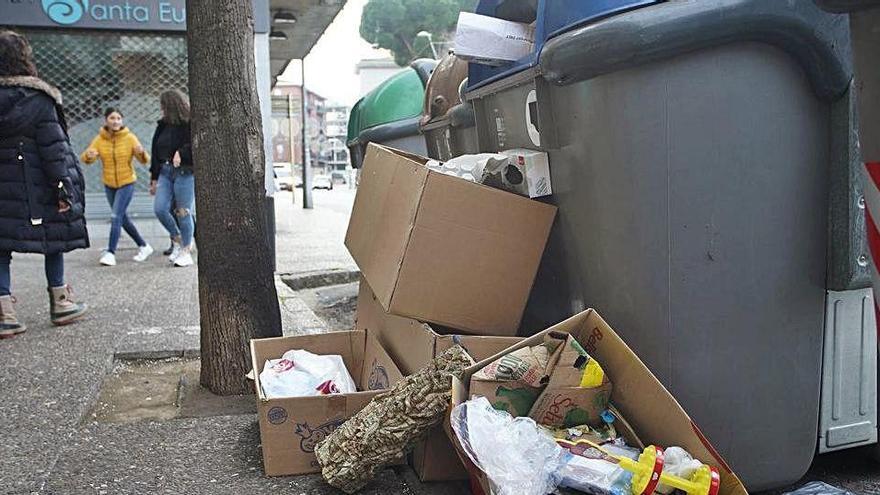 Deixalles fora dels contenidors en un carrer de Girona, en una imatge d&#039;arxiu.