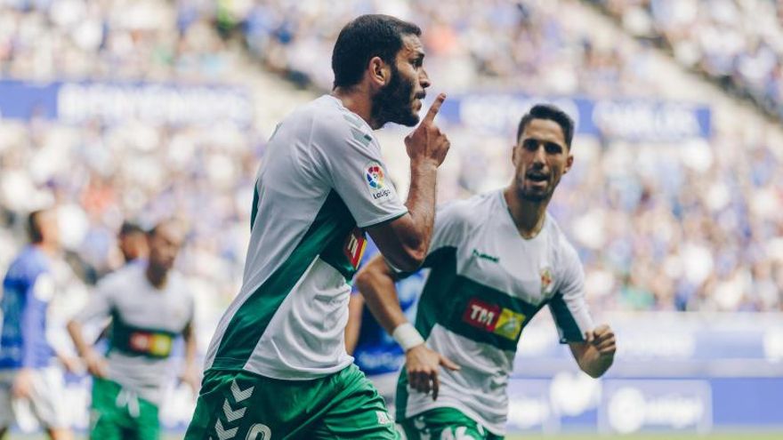 Yacine, celebra uno de sus goles en Oviedo