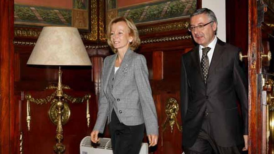 Elena Salgado y José Blanco, ayer en Madrid.