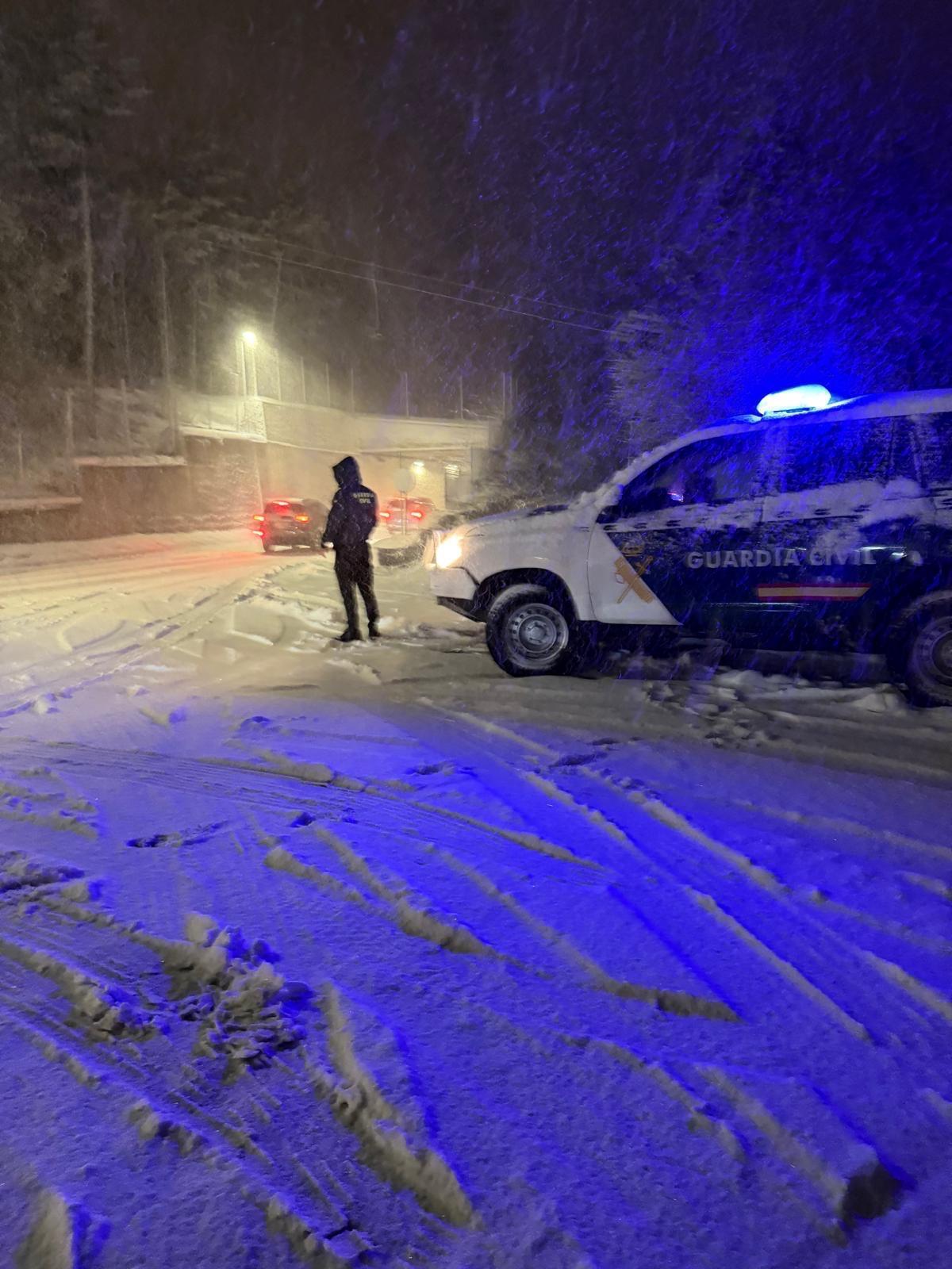 Un agent de la Guàrdia Civil durant l'episodi d'intenses nevades
