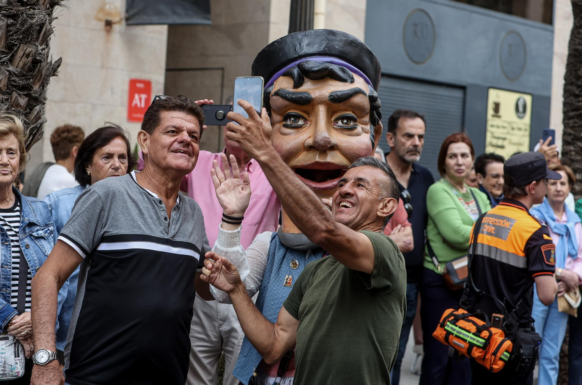 Resumen de los actos de inicio de las Hogueras 2024 ( Mascletà, Pasodoble, Homenaje Foguerers y Barraquers, desfile del Pregón y Pregón oficial )