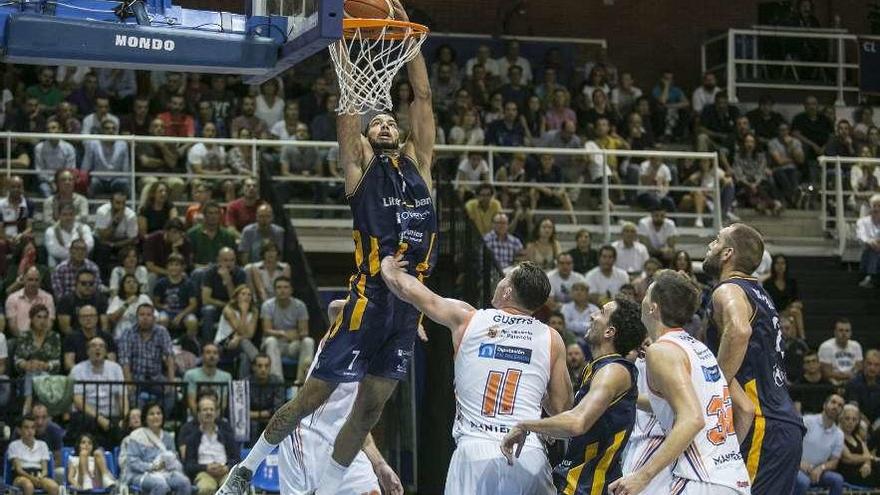 Joey van Zegeren machaca en el partido de ida ante el Palencia edisputado en Pumarín.