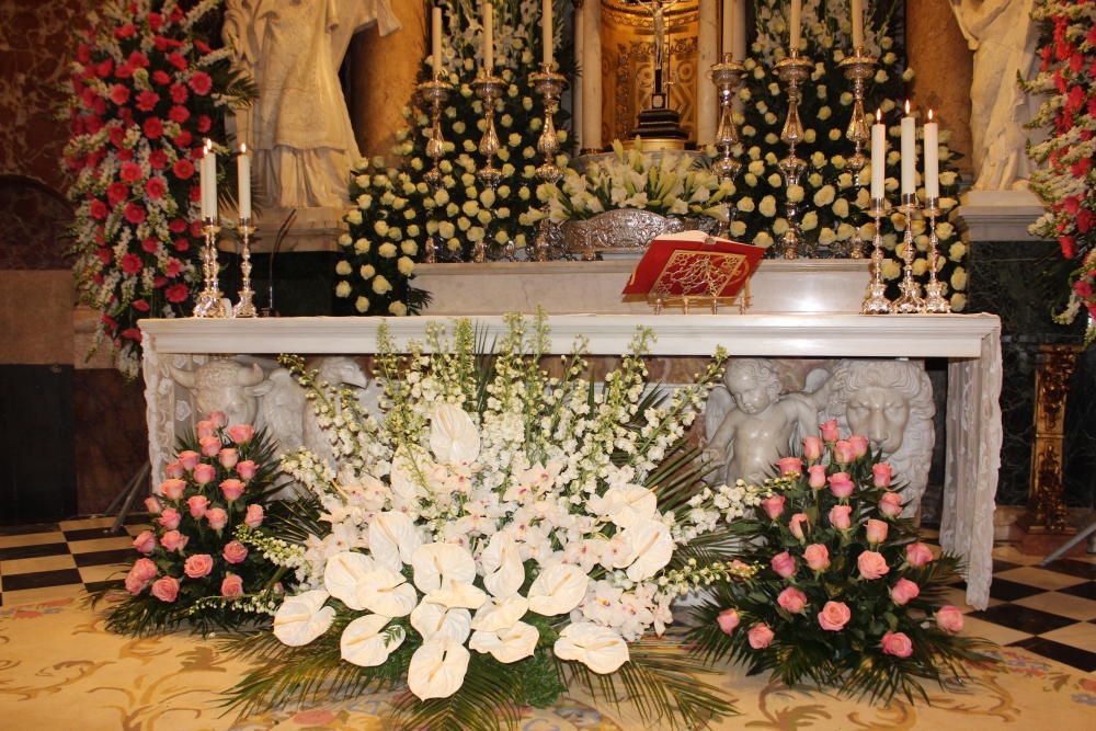 Los floristas decoran la Basílica de la Virgen de los Desamparados