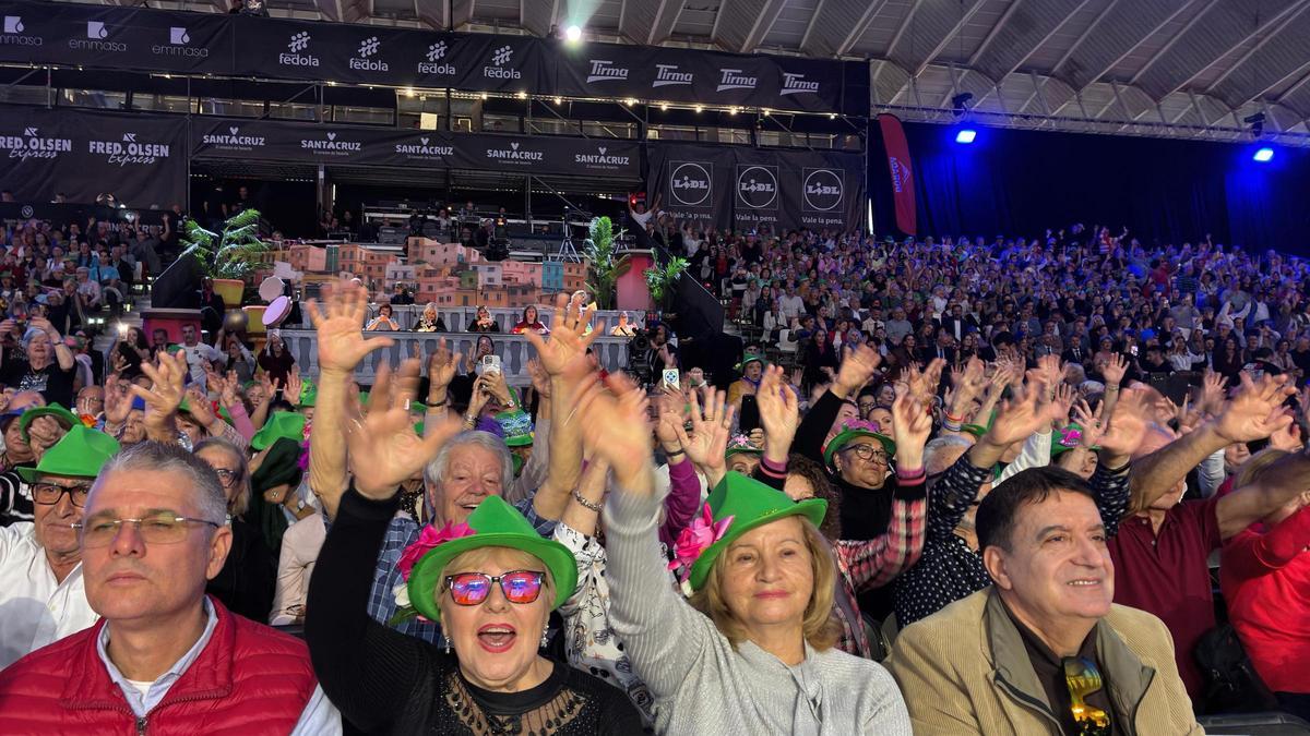 Momento en el que el público aplaude a la candidata que cerró el segundo bloque del desfile.