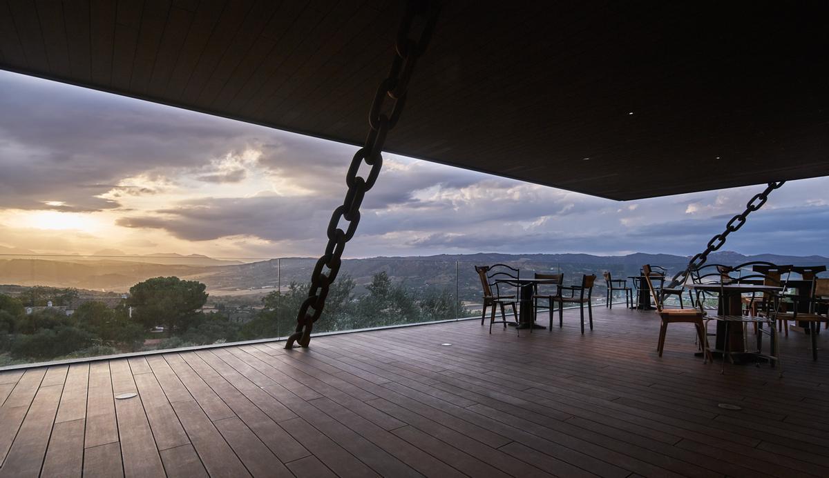 El exterior de la almazara de Philippe Starck