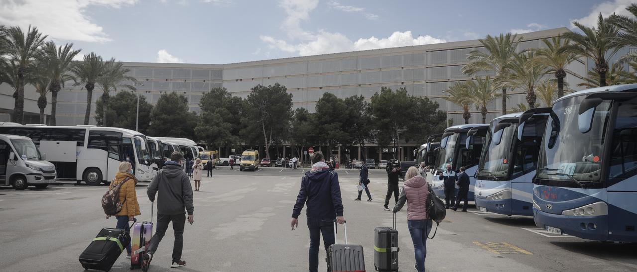 Turistas transportan su equipaje tras llegar al aeropuerto de Palma