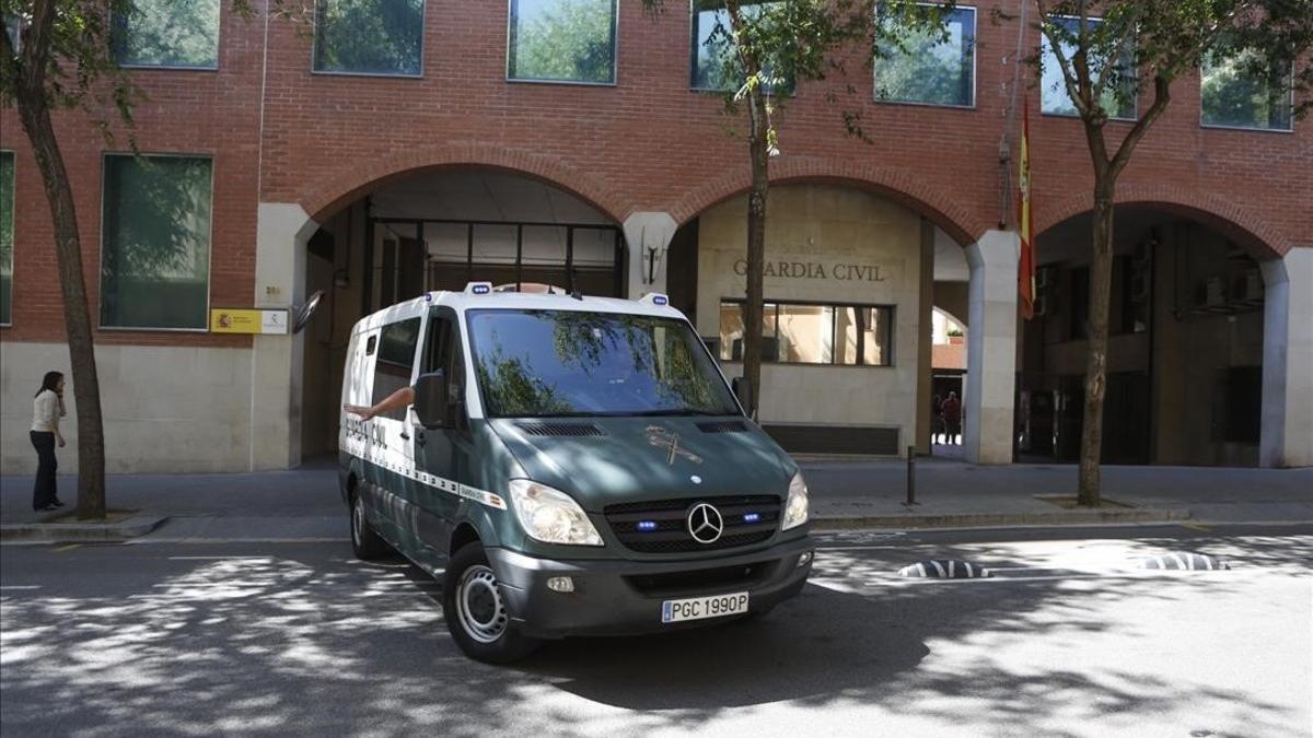 La furgoneta de la Guardia Civil que traslada a Sandro Rosell a Madrid, saliendo de la caserna de la Guarcia Civil en Barcelona.