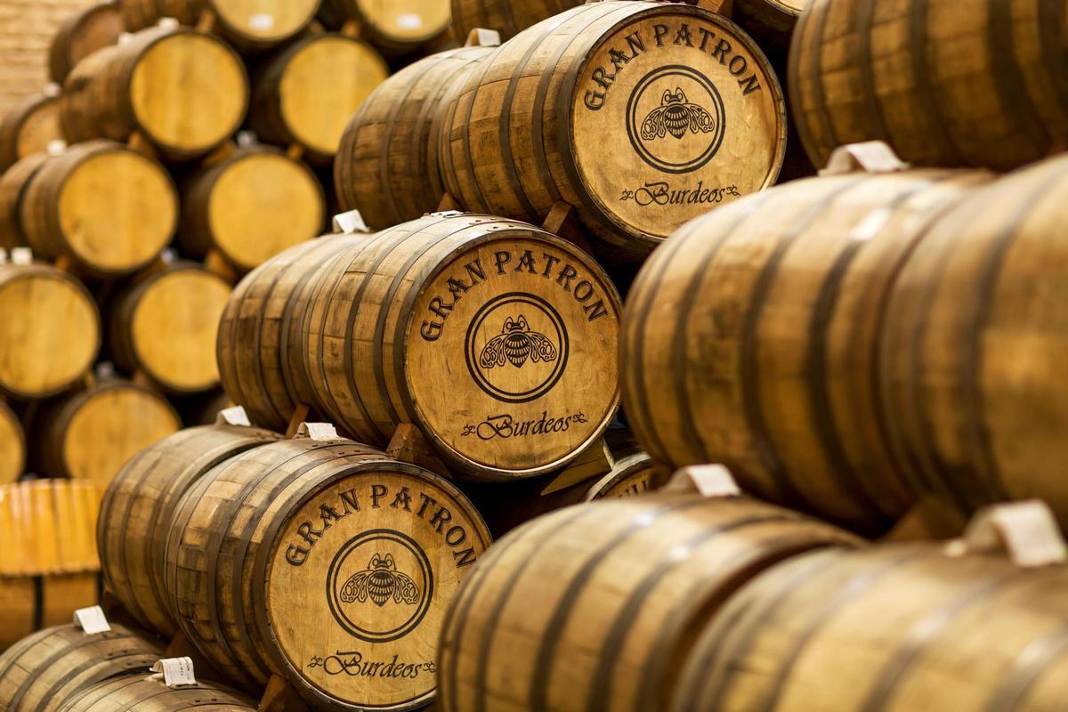 Patrón Burdeos, un tequila añejo de lujo, terminado en barricas de vino de Burdeos.