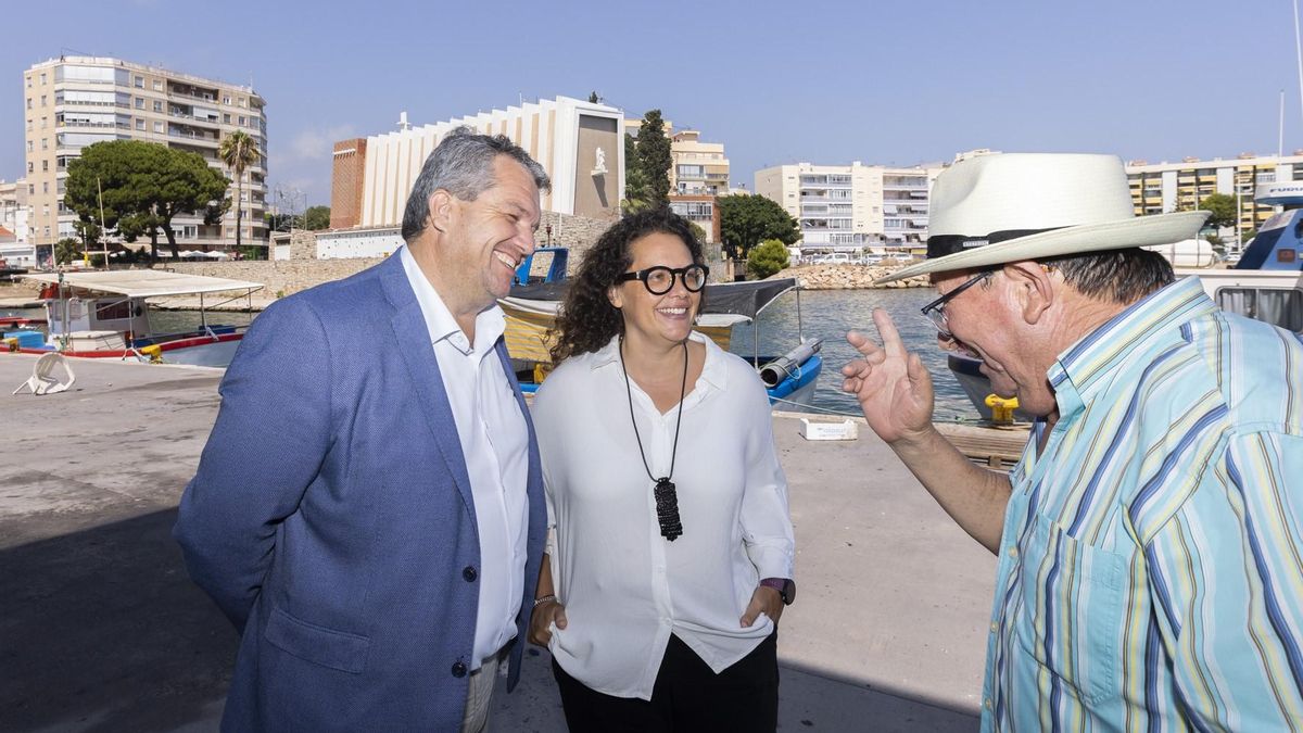 Castell, Izquierdo y Ciurana, este martes en el puerto pesquero de Gandia.