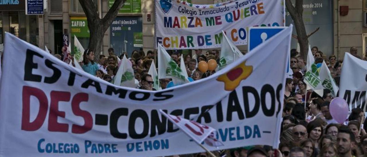 Padres y profesores de la enseñanza concertada se movilizaron en contra de la supresión de aulas.