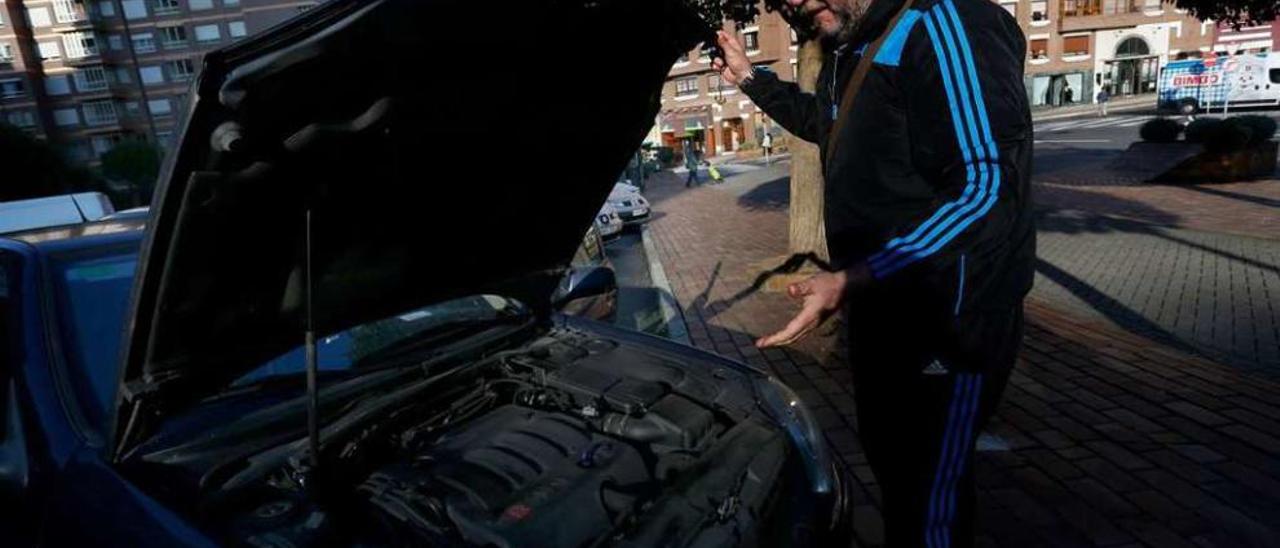 Víctor Fernández, ayer, junto al coche del que fue hurtado un catalizador.