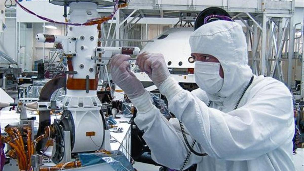 Montaje de la estación REMS en el mástil del vehículo 'Curiosity', en las instalaciones de la NASA en California.