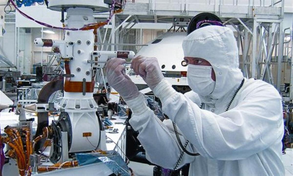 Montaje de la estación REMS en el mástil del vehículo 'Curiosity', en las instalaciones de la NASA en California.