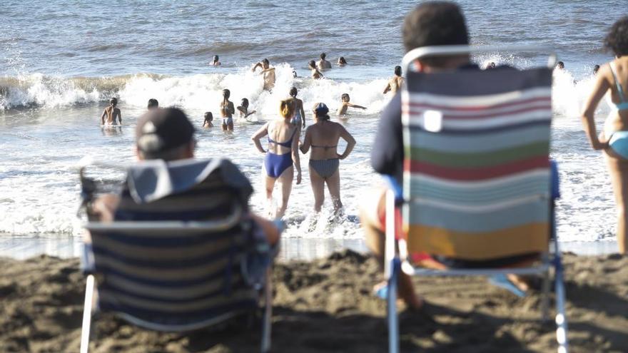 Bañistas en la playa de Los Quebrantos (San Juan de la Arena).