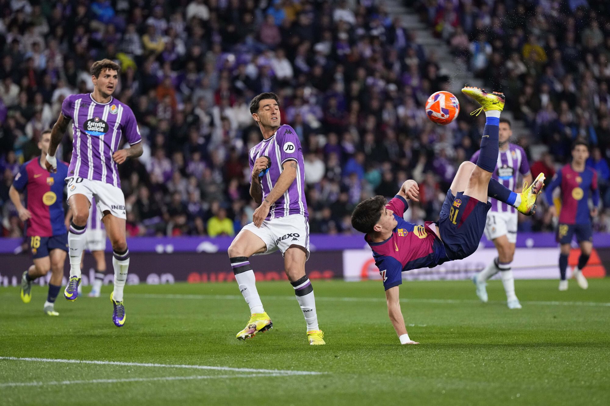 Barcelona's Pau Victor, right, shoots the ball during the Spanish La Liga soccer match between Valladolid and FC Barcelona at the Jose Zorrilla stadium in Valladolid, Spain, Saturday, May 3, 2025. (AP Photo/Manu Fernandez). EDITORIAL USE ONLY/ONLY ITALY AND SPAIN