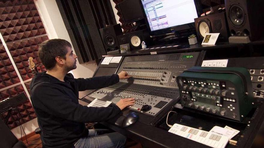 Iago Blanco, en el estudio de grabación de Rock School Coruña.