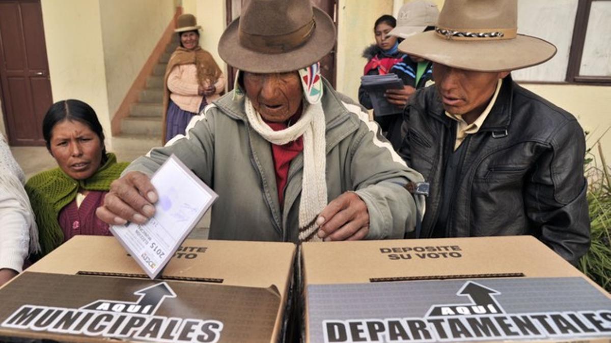 Dos hombres votan en un colegio electoral de Ancoraime, a 190 kilómetros de La Paz, este domingo.
