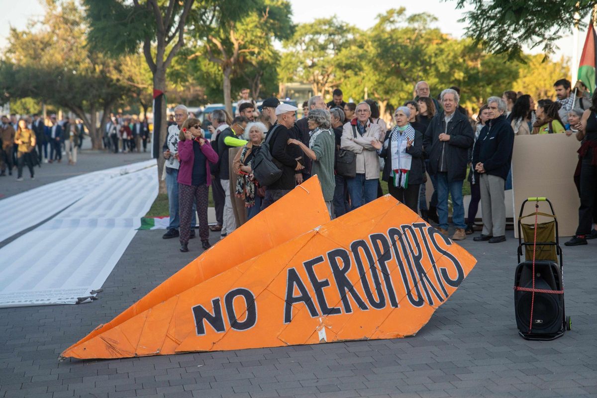 Ecologistas y activistas propalestinos protestan contra la feria Aviation Week en Barcelona