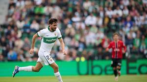 Víctor Chust corre a por el balón durante el encuentro contra el Mallorca.