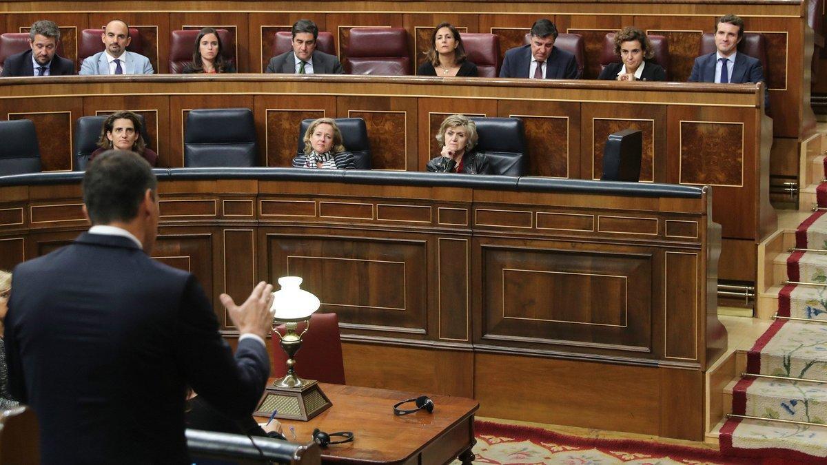 Sánchez (de espaldas), durante la sesión de control al Ejecutivo del 24 de octubre del 2018, donde Casado (al fondo, a la derecha) le ha llamado &quot;golpista&quot;.