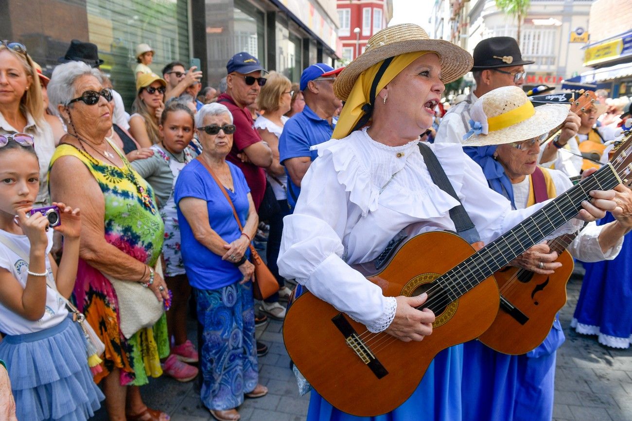 Una romería con bikini en Las Palmas de Gran Canaria