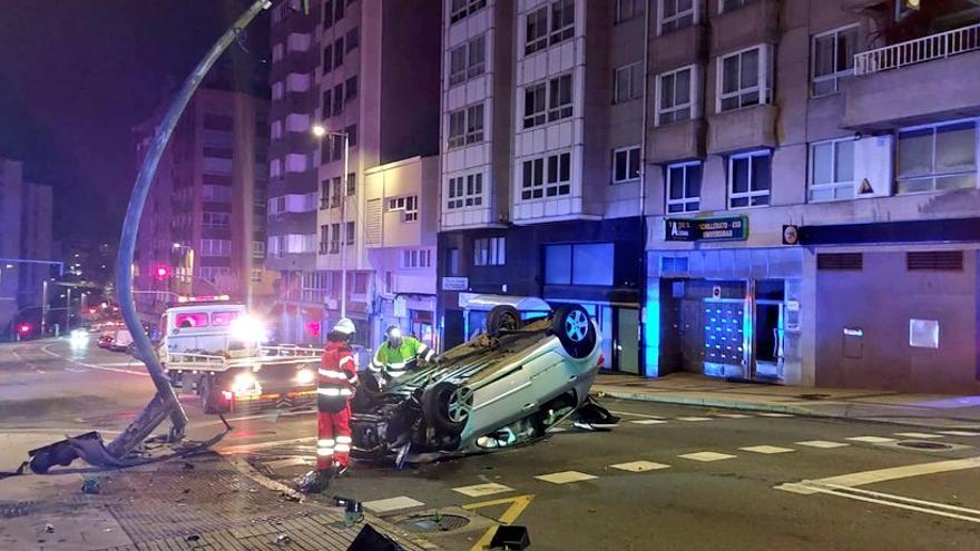 Un conductor da positivo en alcoholemia tras salirse de la vía y derribar un semáforo en Monelos